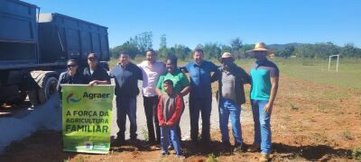 Imagem da notícia Prefeito Murilo acompanha entrega de 37 toneladas de calcário para agricultores em Pedro Gomes